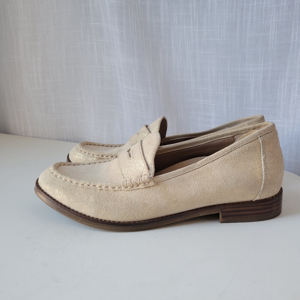 Vionic women's Waverly loafers in cream and gold size 7